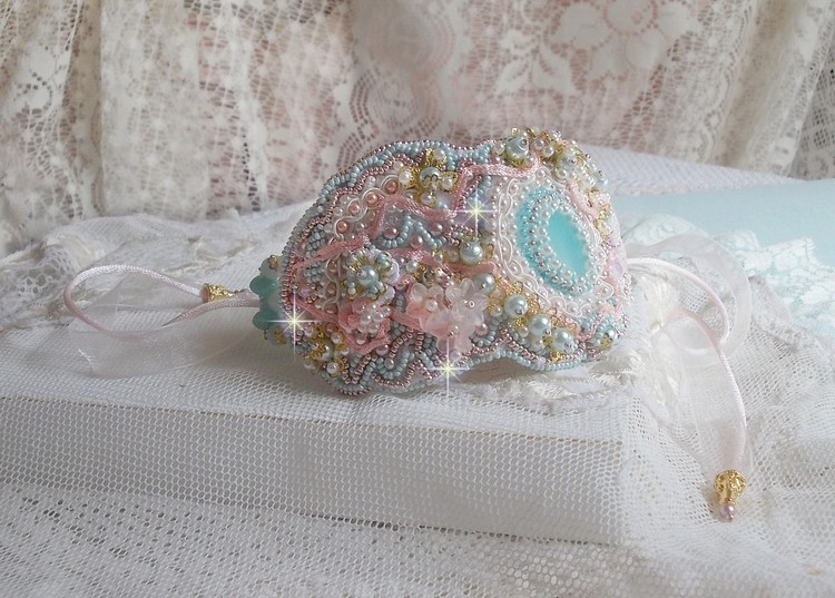 Bracelete Haute-Couture Pulseira de Renda de Hortelã bordada com cristais Swarovski, contas de vidro boémio, contas de sementes e flores de resina Lucite