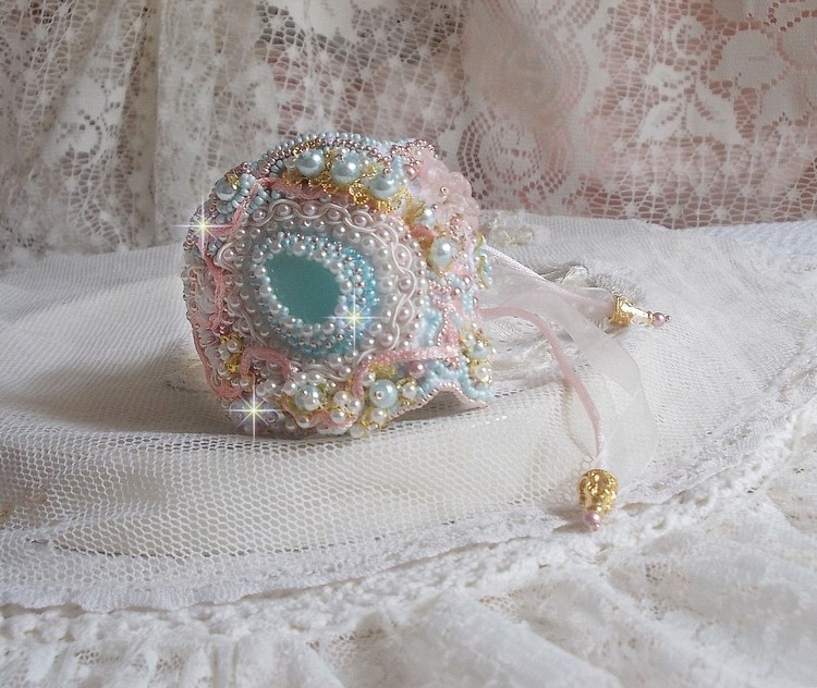 Bracelete Haute-Couture Pulseira de Renda de Hortelã bordada com cristais Swarovski, contas de vidro boémio, contas de sementes e flores de resina Lucite