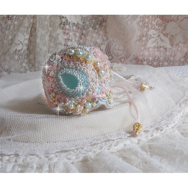 Bracelete Haute-Couture Pulseira de Renda de Hortelã bordada com cristais Swarovski, contas de vidro boémio, contas de sementes e flores de resina Lucite