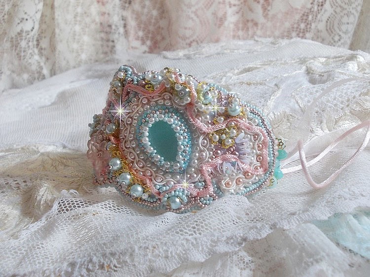 Bracelete Haute-Couture Pulseira de Renda de Hortelã bordada com cristais Swarovski, contas de vidro boémio, contas de sementes e flores de resina Lucite