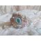 Bracelete Haute-Couture Pulseira de Renda de Hortelã bordada com cristais Swarovski, contas de vidro boémio, contas de sementes e flores de resina Lucite