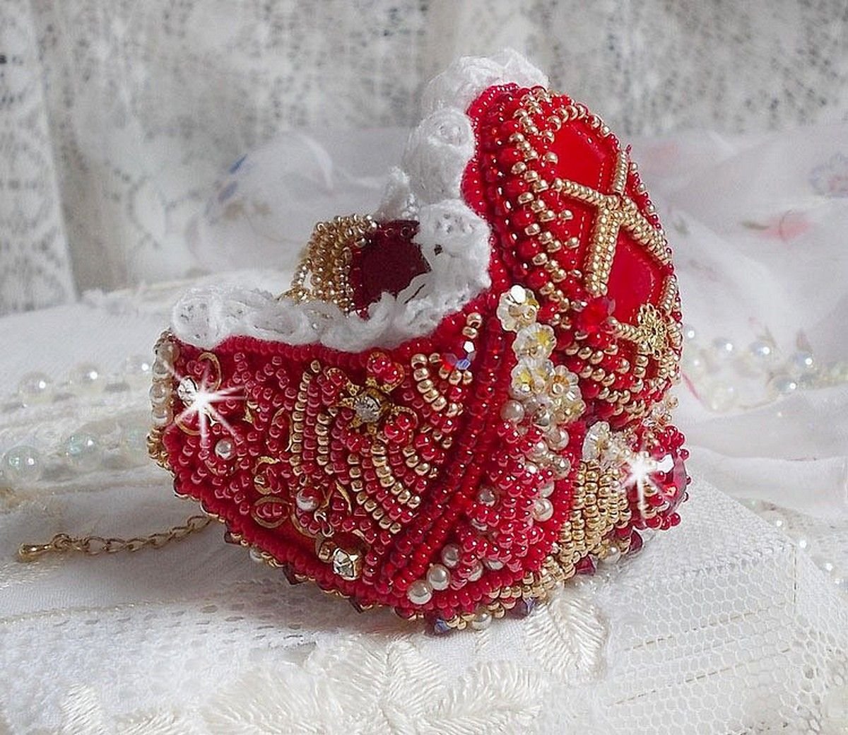Nous Two Cuff Bracelet Haute-Couture bordada com cristais Swarovski, um cabochon de vidro vermelho oval e contas de sementes