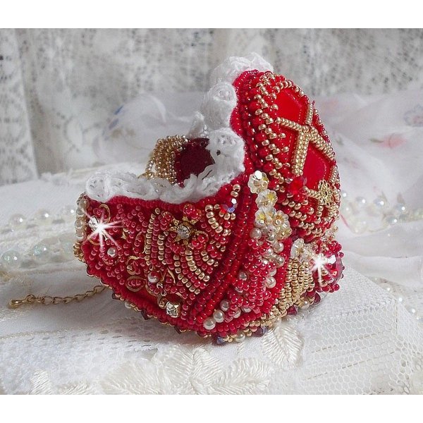 Nous Two Cuff Bracelet Haute-Couture bordada com cristais Swarovski, um cabochon de vidro vermelho oval e contas de sementes