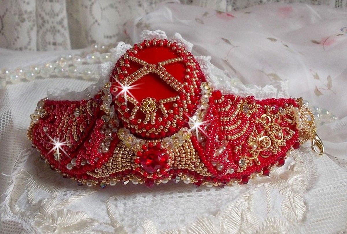 Nous Two Cuff Bracelet Haute-Couture bordada com cristais Swarovski, um cabochon de vidro vermelho oval e contas de sementes