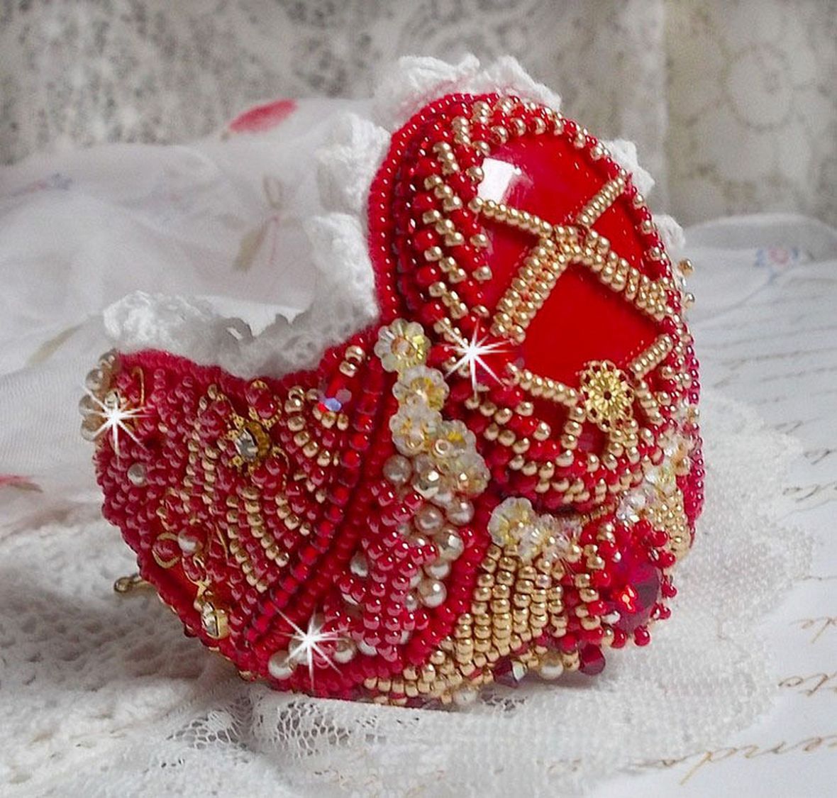 Nous Two Cuff Bracelet Haute-Couture bordada com cristais Swarovski, um cabochon de vidro vermelho oval e contas de sementes