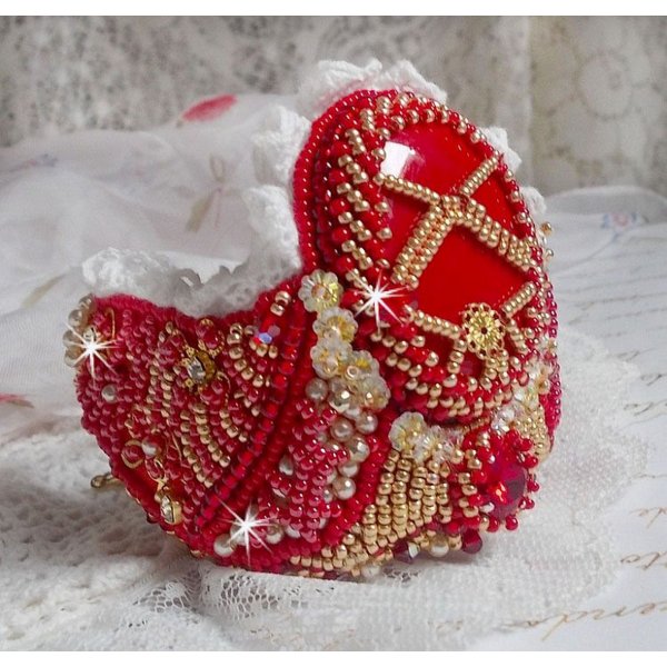 Nous Two Cuff Bracelet Haute-Couture bordada com cristais Swarovski, um cabochon de vidro vermelho oval e contas de sementes