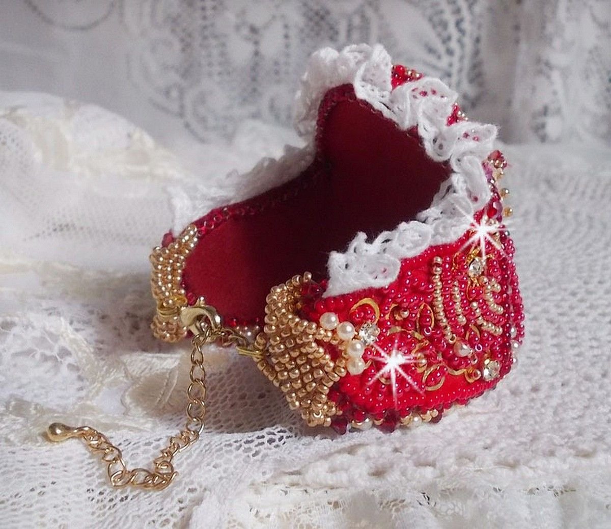 Nous Two Cuff Bracelet Haute-Couture bordada com cristais Swarovski, um cabochon de vidro vermelho oval e contas de sementes