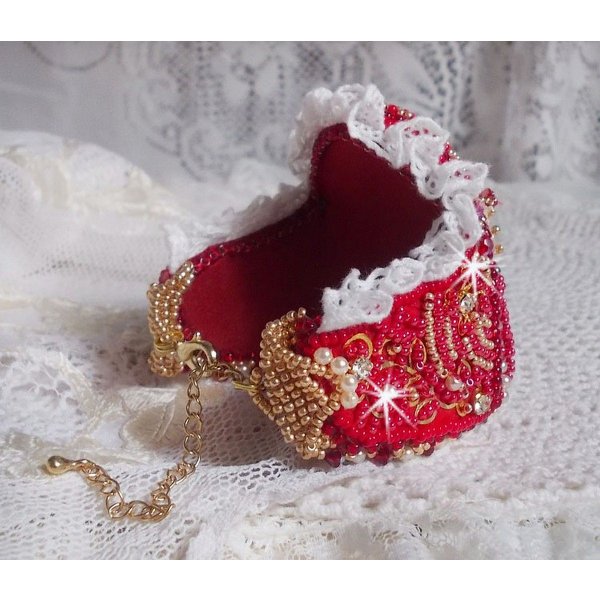 Nous Two Cuff Bracelet Haute-Couture bordada com cristais Swarovski, um cabochon de vidro vermelho oval e contas de sementes