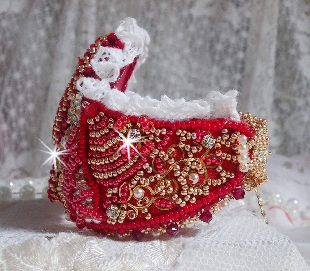 Nous Two Cuff Bracelet Haute-Couture bordada com cristais Swarovski, um cabochon de vidro vermelho oval e contas de sementes