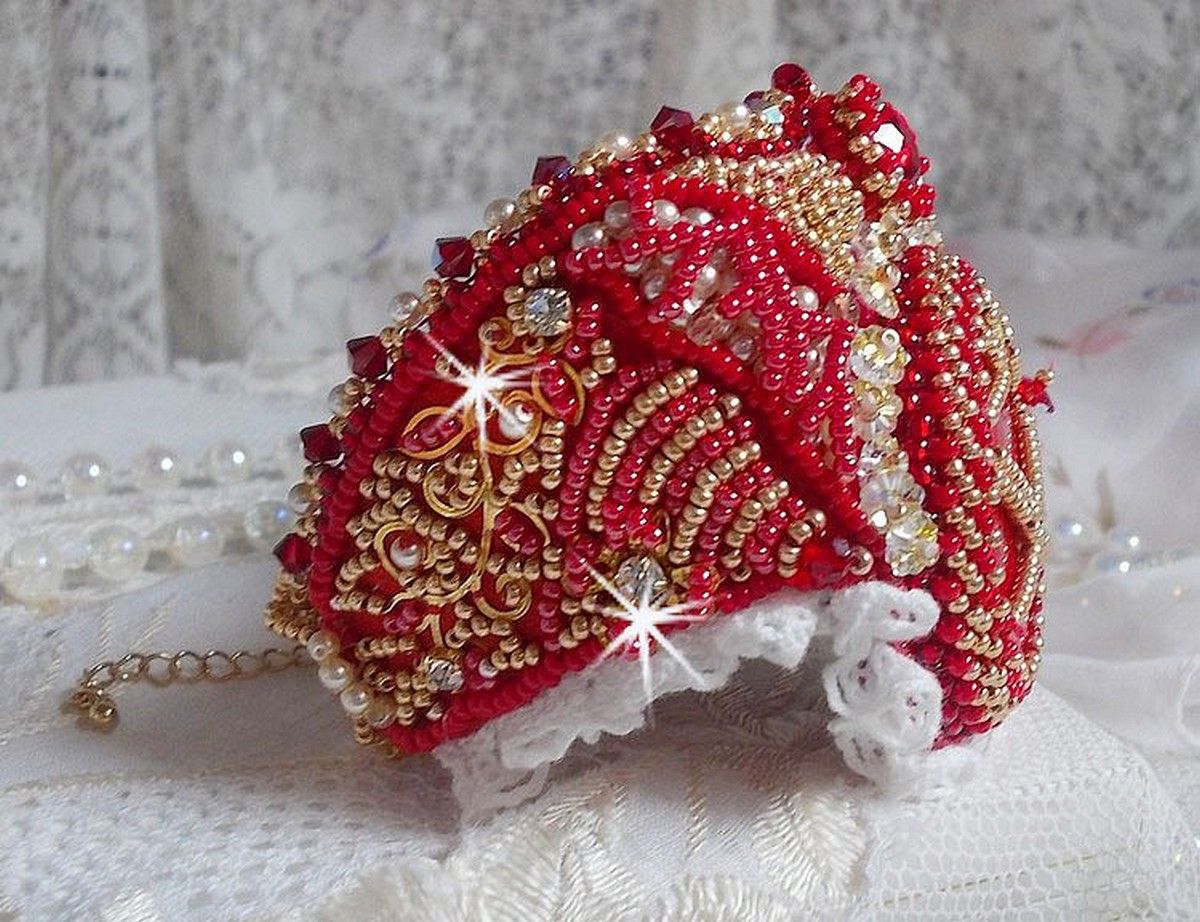 Nous Two Cuff Bracelet Haute-Couture bordada com cristais Swarovski, um cabochon de vidro vermelho oval e contas de sementes