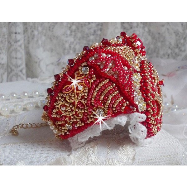 Nous Two Cuff Bracelet Haute-Couture bordada com cristais Swarovski, um cabochon de vidro vermelho oval e contas de sementes
