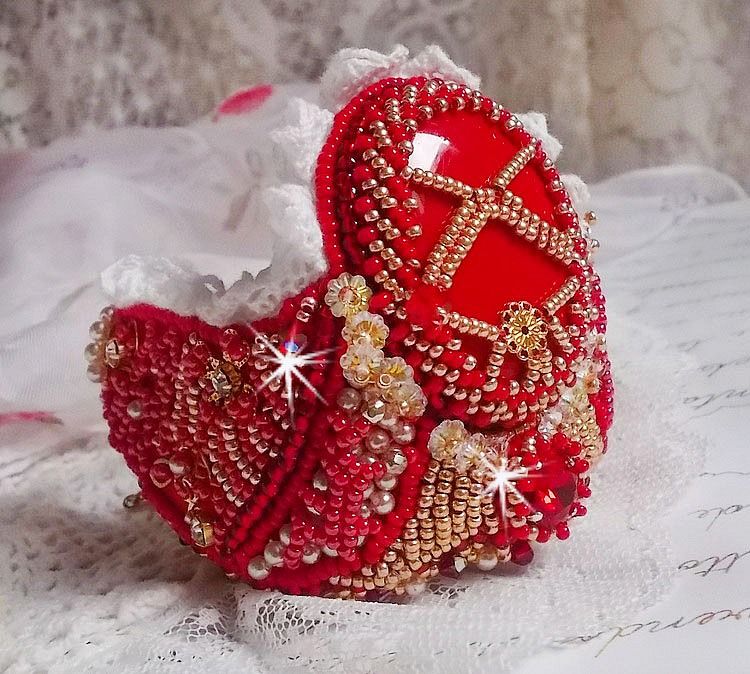Nous Two Cuff Bracelet Haute-Couture bordada com cristais Swarovski, um cabochon de vidro vermelho oval e contas de sementes