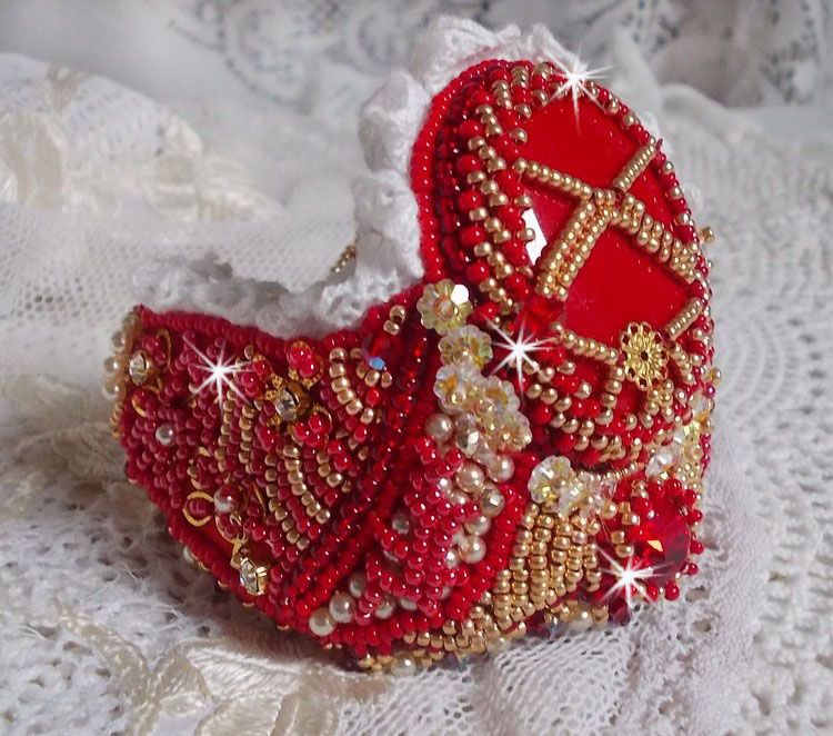 Nous Two Cuff Bracelet Haute-Couture bordada com cristais Swarovski, um cabochon de vidro vermelho oval e contas de sementes