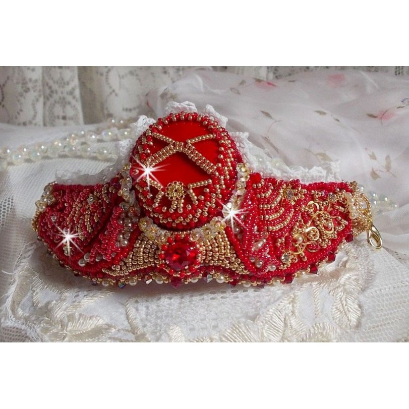Nous Two Cuff Bracelet Haute-Couture bordada com cristais Swarovski, um cabochon de vidro vermelho oval e contas de sementes