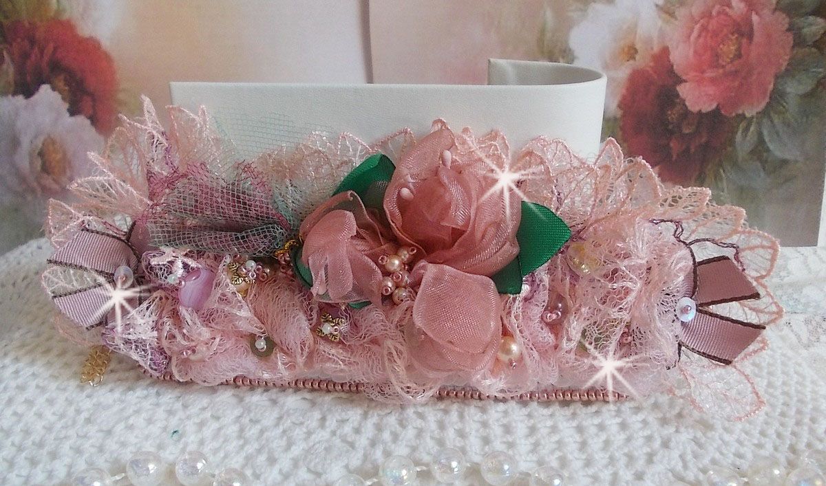Pulseira Douceur Poudrée com renda fina rosa, cristais Swarovski, contas de vidro, contas de sementes e acessórios folheados a ouro