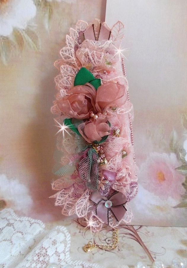 Pulseira Douceur Poudrée com renda fina rosa, cristais Swarovski, contas de vidro, contas de sementes e acessórios folheados a ouro