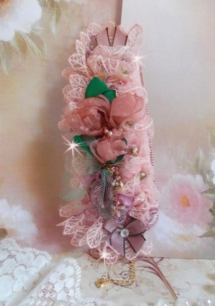 Pulseira Douceur Poudr&eacute;e com renda fina rosa, cristais Swarovski, contas de vidro, contas de sementes e acess&oacute;rios folheados a ouro