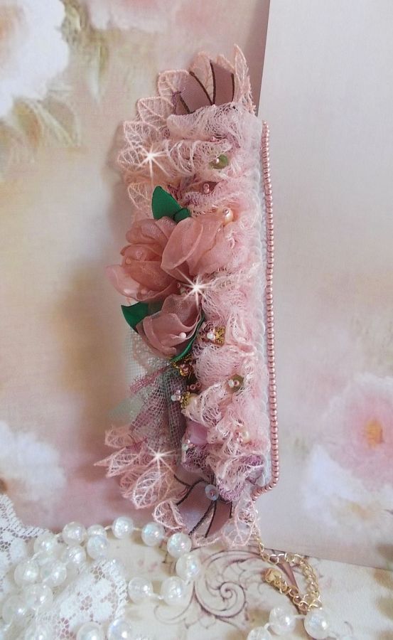 Pulseira Douceur Poudrée com renda fina rosa, cristais Swarovski, contas de vidro, contas de sementes e acessórios folheados a ouro
