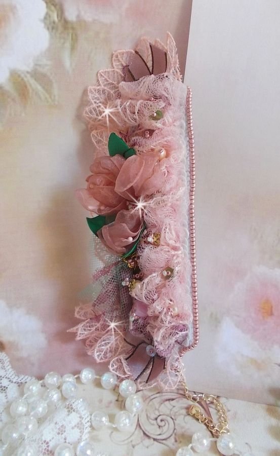 Pulseira Douceur Poudrée com renda fina rosa, cristais Swarovski, contas de vidro, contas de sementes e acessórios folheados a ouro