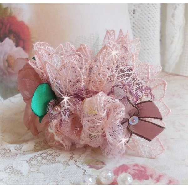 Pulseira Douceur Poudr&eacute;e com renda fina rosa, cristais Swarovski, contas de vidro, contas de sementes e acess&oacute;rios folheados a ouro