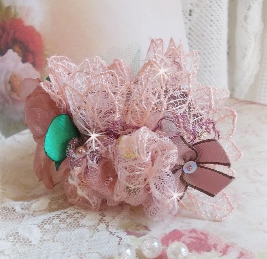 Pulseira Douceur Poudrée com renda fina rosa, cristais Swarovski, contas de vidro, contas de sementes e acessórios folheados a ouro