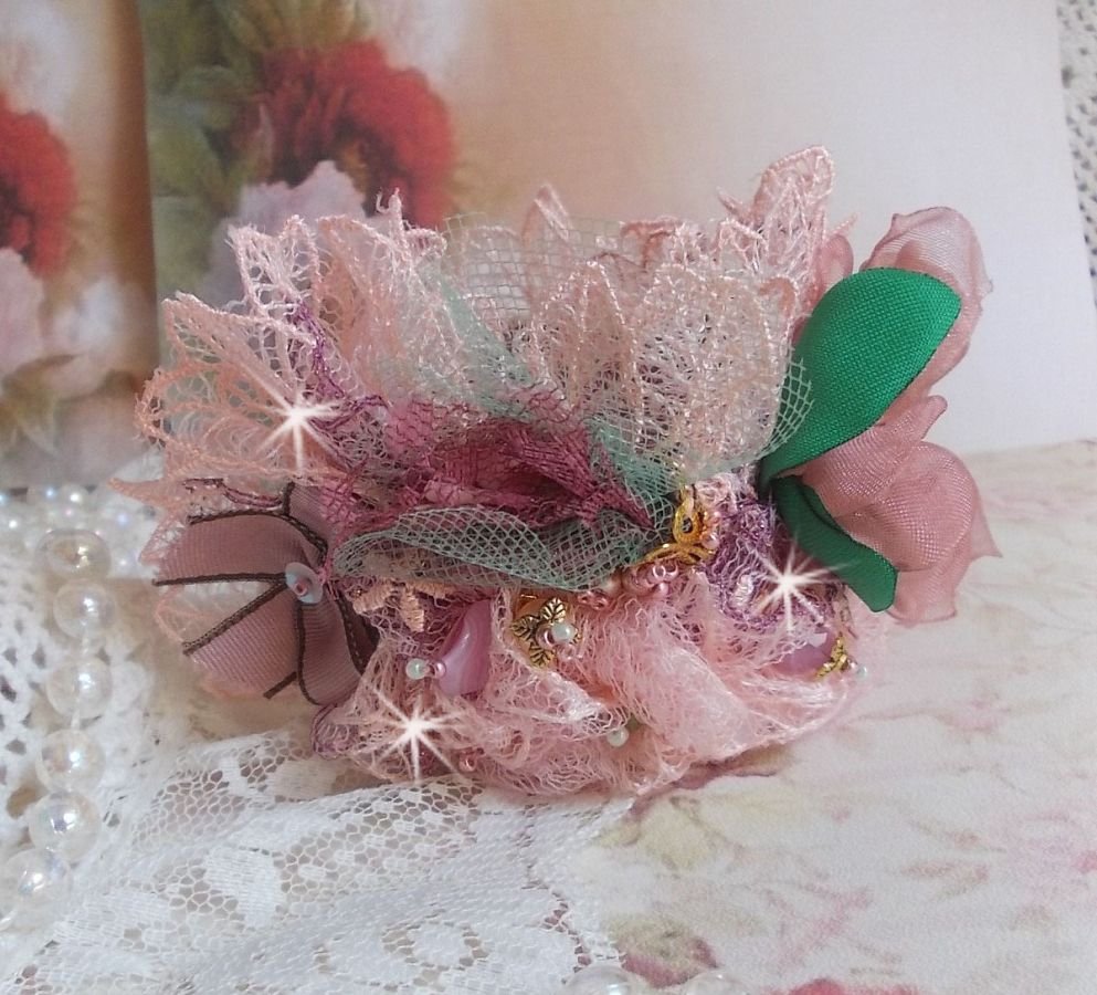 Pulseira Douceur Poudrée com renda fina rosa, cristais Swarovski, contas de vidro, contas de sementes e acessórios folheados a ouro