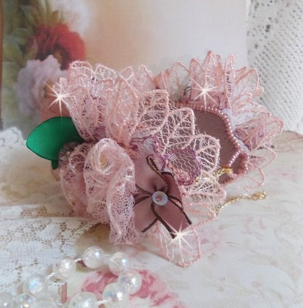 Pulseira Douceur Poudr&eacute;e com renda fina rosa, cristais Swarovski, contas de vidro, contas de sementes e acess&oacute;rios folheados a ouro