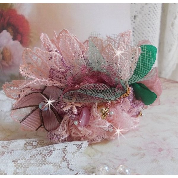 Pulseira Douceur Poudr&eacute;e com renda fina rosa, cristais Swarovski, contas de vidro, contas de sementes e acess&oacute;rios folheados a ouro