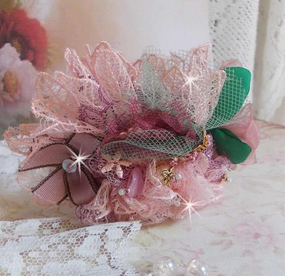 Pulseira Douceur Poudrée com renda fina rosa, cristais Swarovski, contas de vidro, contas de sementes e acessórios folheados a ouro