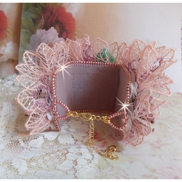 Pulseira Douceur Poudr&eacute;e com renda fina rosa, cristais Swarovski, contas de vidro, contas de sementes e acess&oacute;rios folheados a ouro