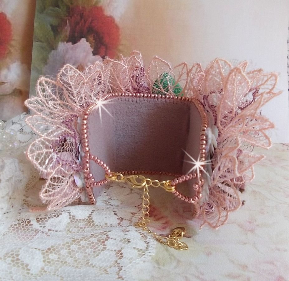 Pulseira Douceur Poudrée com renda fina rosa, cristais Swarovski, contas de vidro, contas de sementes e acessórios folheados a ouro