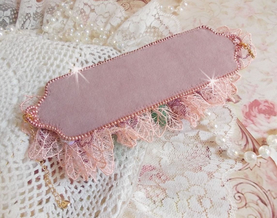 Pulseira Douceur Poudrée com renda fina rosa, cristais Swarovski, contas de vidro, contas de sementes e acessórios folheados a ouro