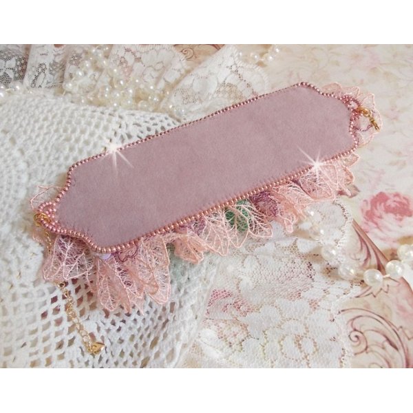 Pulseira Douceur Poudr&eacute;e com renda fina rosa, cristais Swarovski, contas de vidro, contas de sementes e acess&oacute;rios folheados a ouro