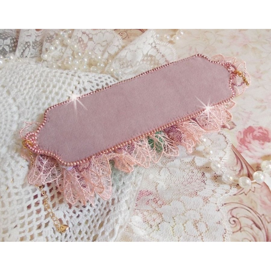 Pulseira Douceur Poudrée com renda fina rosa, cristais Swarovski, contas de vidro, contas de sementes e acessórios folheados a ouro