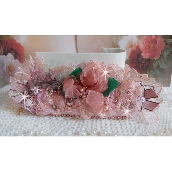 Pulseira Douceur Poudrée com renda fina rosa, cristais Swarovski, contas de vidro, contas de sementes e acessórios folheados a ouro