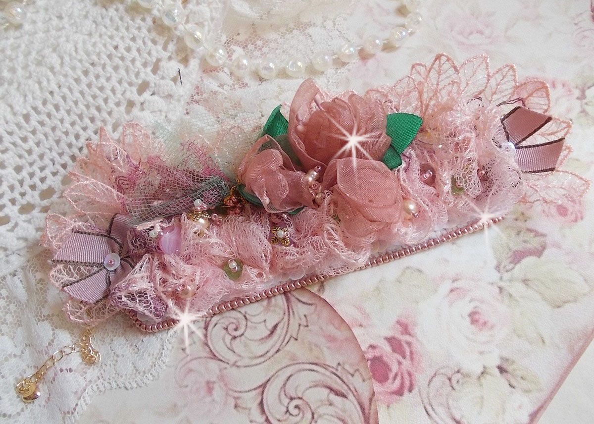 Pulseira Douceur Poudrée com renda fina rosa, cristais Swarovski, contas de vidro, contas de sementes e acessórios folheados a ouro