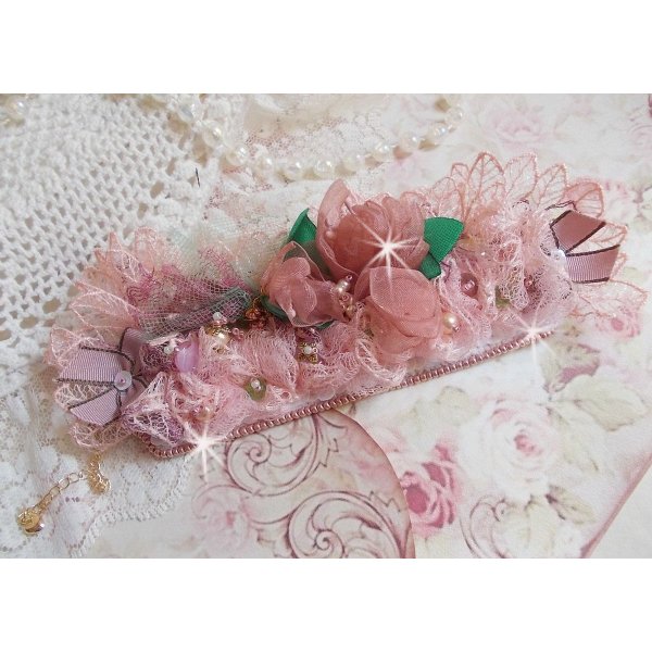 Pulseira Douceur Poudr&eacute;e com renda fina rosa, cristais Swarovski, contas de vidro, contas de sementes e acess&oacute;rios folheados a ouro