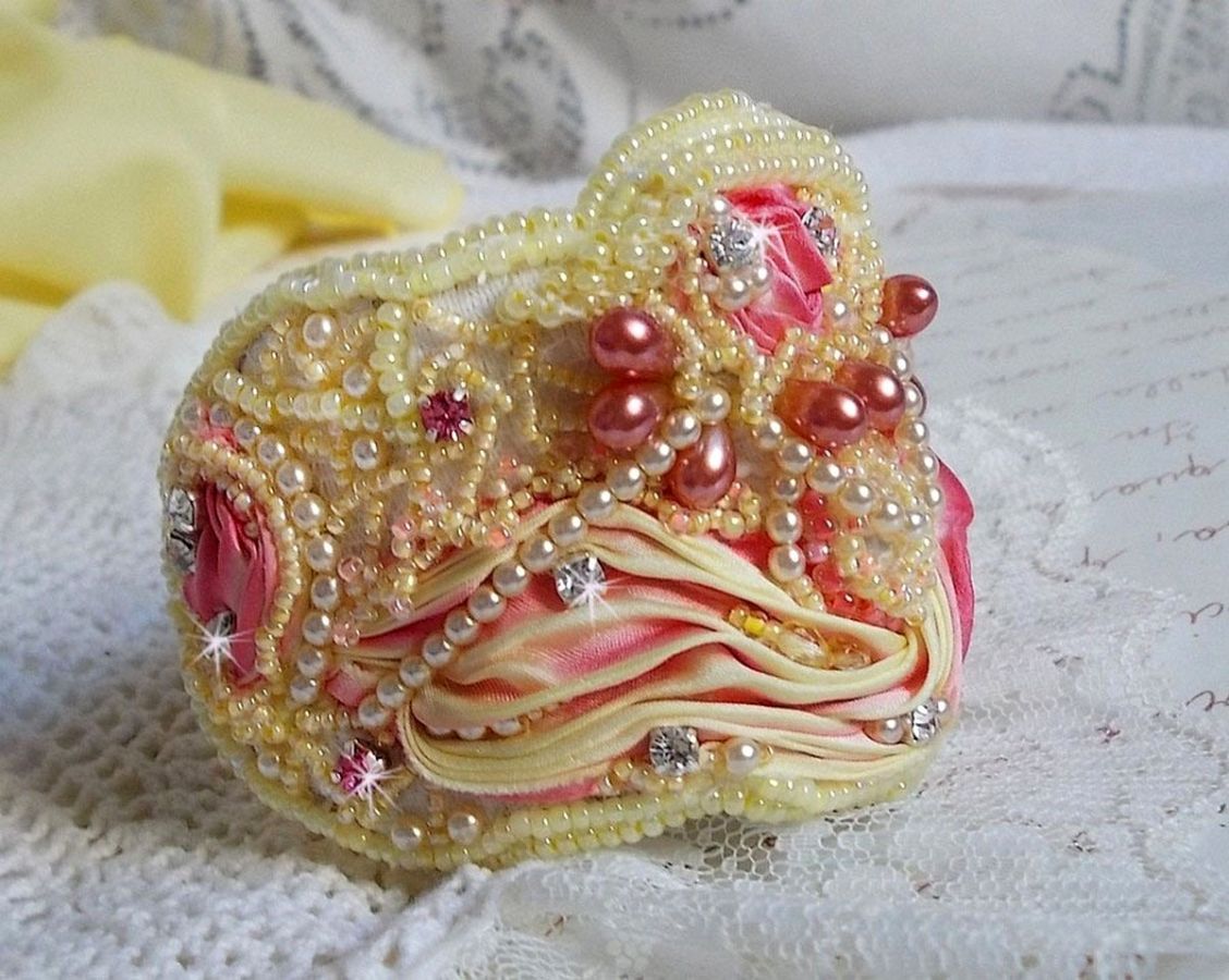 Les Délices de L'Eté bracelete Haute-Couture bordada com uma fita de seda amarela e rosa, pérolas redondas, gotas de pérolas e pérolas de sementes