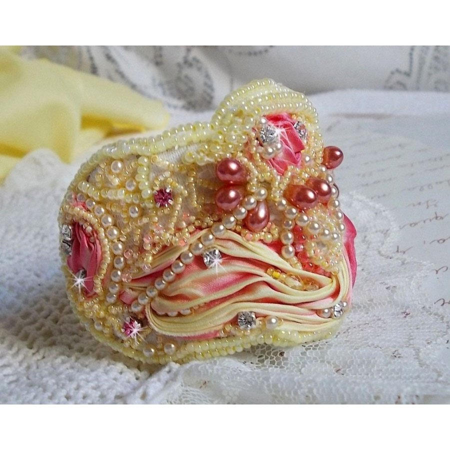 Les Délices de L'Eté bracelete Haute-Couture bordada com uma fita de seda amarela e rosa, pérolas redondas, gotas de pérolas e pérolas de sementes