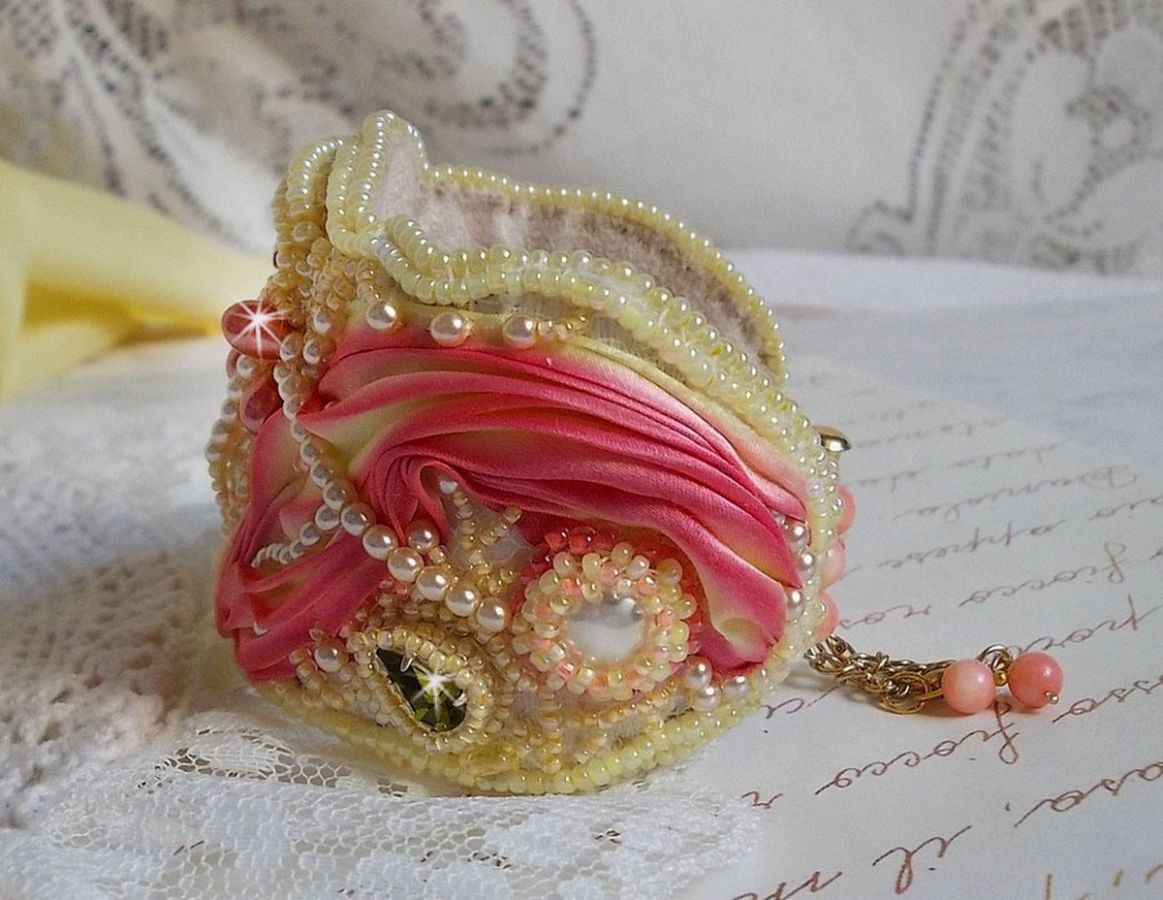 Les Délices de L'Eté bracelete Haute-Couture bordada com uma fita de seda amarela e rosa, pérolas redondas, gotas de pérolas e pérolas de sementes