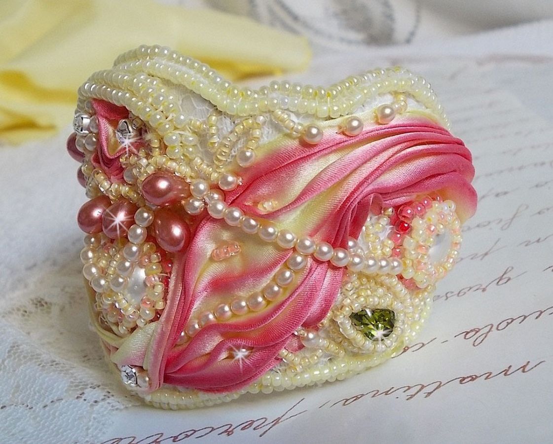 Les Délices de L'Eté bracelete Haute-Couture bordada com uma fita de seda amarela e rosa, pérolas redondas, gotas de pérolas e pérolas de sementes