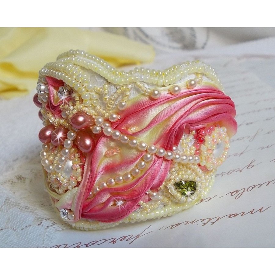 Les Délices de L'Eté bracelete Haute-Couture bordada com uma fita de seda amarela e rosa, pérolas redondas, gotas de pérolas e pérolas de sementes