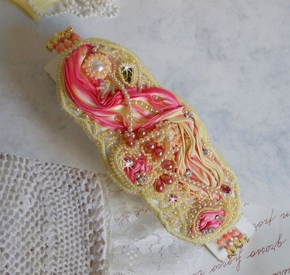 Les Délices de L'Eté bracelete Haute-Couture bordada com uma fita de seda amarela e rosa, pérolas redondas, gotas de pérolas e pérolas de sementes