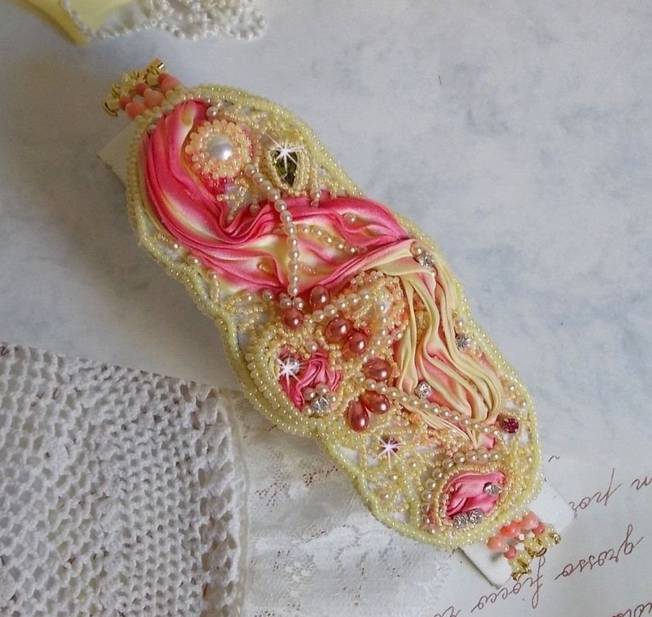 Les Délices de L'Eté bracelete Haute-Couture bordada com uma fita de seda amarela e rosa, pérolas redondas, gotas de pérolas e pérolas de sementes
