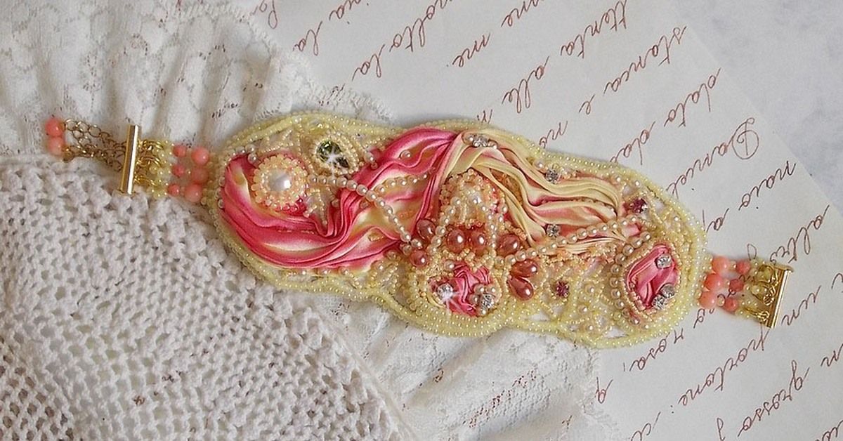 Les Délices de L'Eté bracelete Haute-Couture bordada com uma fita de seda amarela e rosa, pérolas redondas, gotas de pérolas e pérolas de sementes