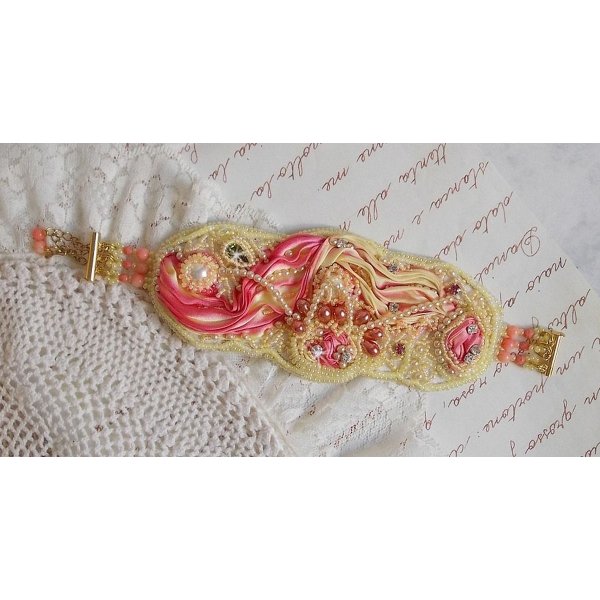 Les Délices de L'Eté bracelete Haute-Couture bordada com uma fita de seda amarela e rosa, pérolas redondas, gotas de pérolas e pérolas de sementes