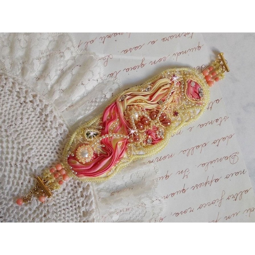 Les Délices de L'Eté bracelete Haute-Couture bordada com uma fita de seda amarela e rosa, pérolas redondas, gotas de pérolas e pérolas de sementes