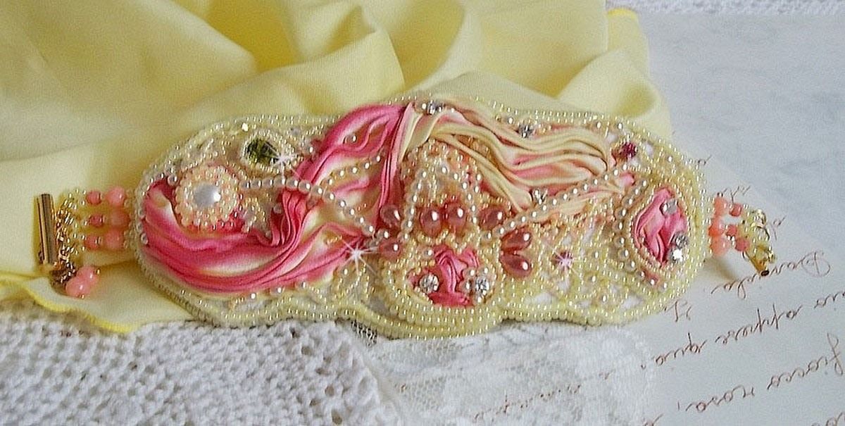 Les Délices de L'Eté bracelete Haute-Couture bordada com uma fita de seda amarela e rosa, pérolas redondas, gotas de pérolas e pérolas de sementes