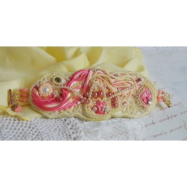 Les Délices de L'Eté bracelete Haute-Couture bordada com uma fita de seda amarela e rosa, pérolas redondas, gotas de pérolas e pérolas de sementes