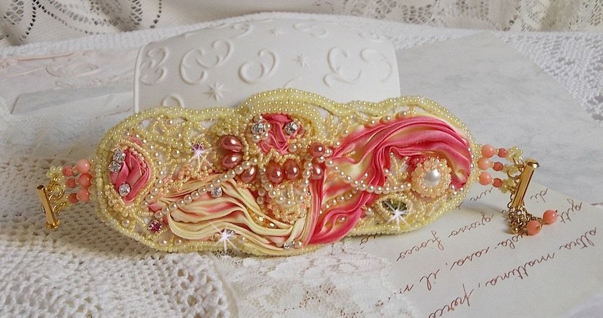 Les Délices de L'Eté bracelete Haute-Couture bordada com uma fita de seda amarela e rosa, pérolas redondas, gotas de pérolas e pérolas de sementes